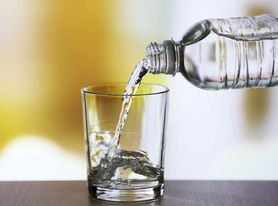Woda destylowana - czym jest i czy wolno ją pić?