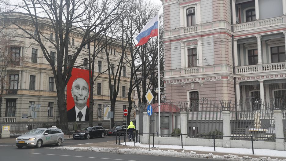 Ambasada Rosji w Rydze, na budynku obok plakat z Putinem-trupem