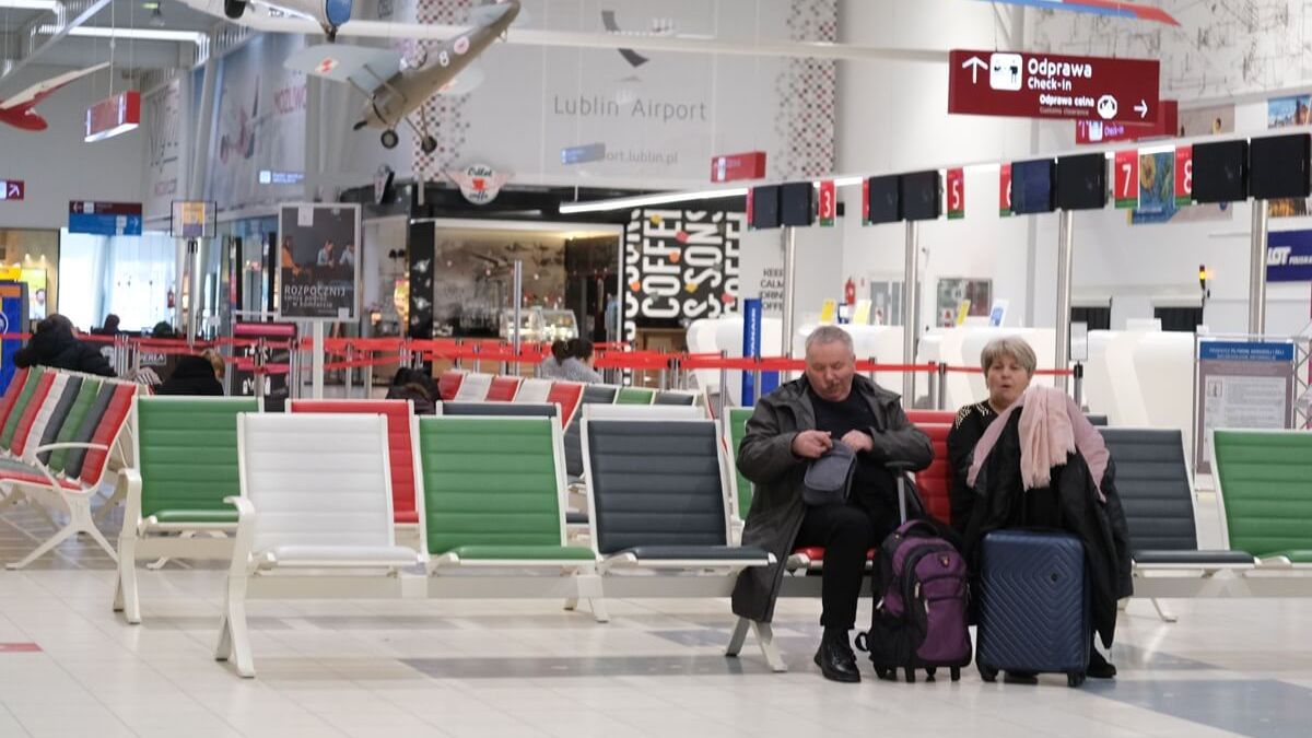 Pasażerowie na lotnisku w Świdniku