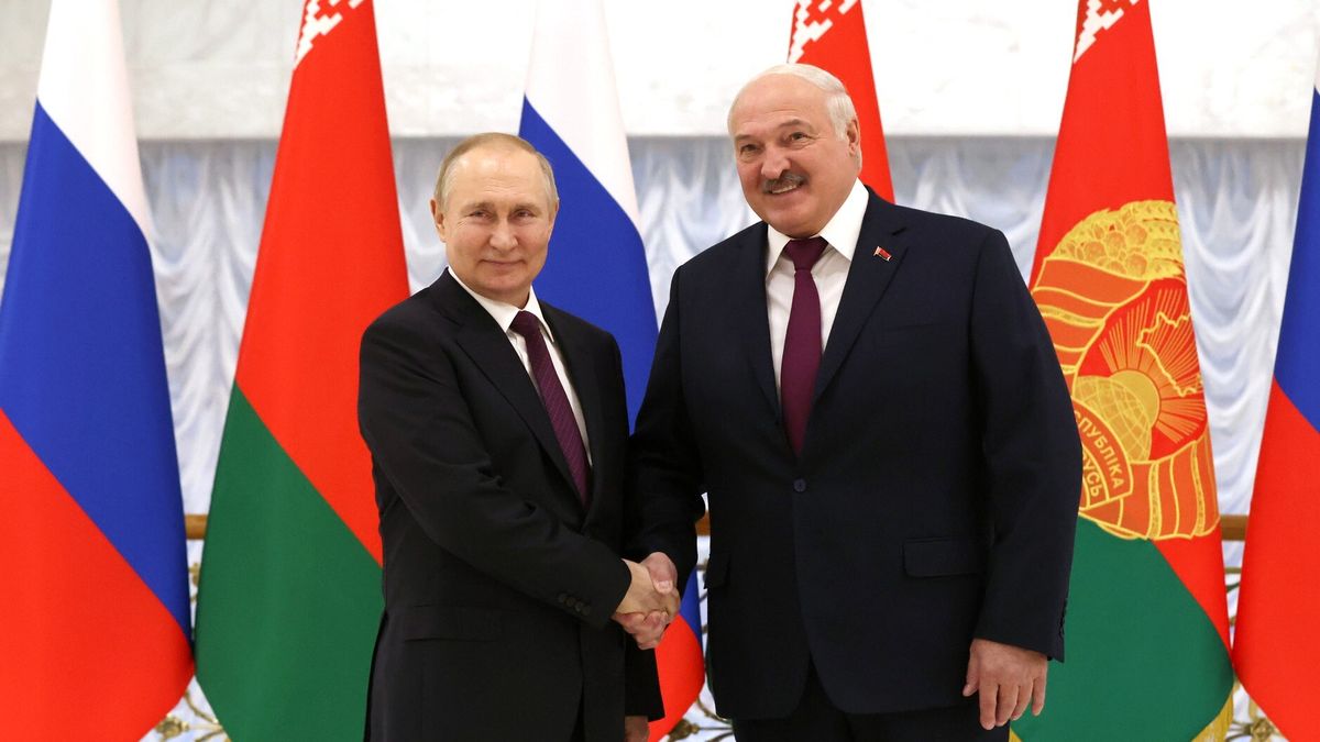 MINSK, BELARUS - DECEMBER 19: (----EDITORIAL USE ONLY - MANDATORY CREDIT - 'KREMLIN PRESS OFFICE / HANDOUT' - NO MARKETING NO ADVERTISING CAMPAIGNS - DISTRIBUTED AS A SERVICE TO CLIENTS----) Russian President Vladimir Putin and Belarusian President Alexander Lukashenko meet at the Palace of Independence in Minsk, Belarus on December 19, 2022. (Photo by Kremlin Press Office/Anadolu Agency via Getty Images)