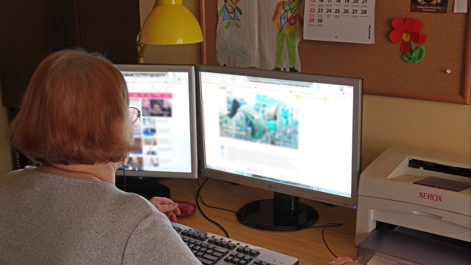 Seniorka przy komputerze