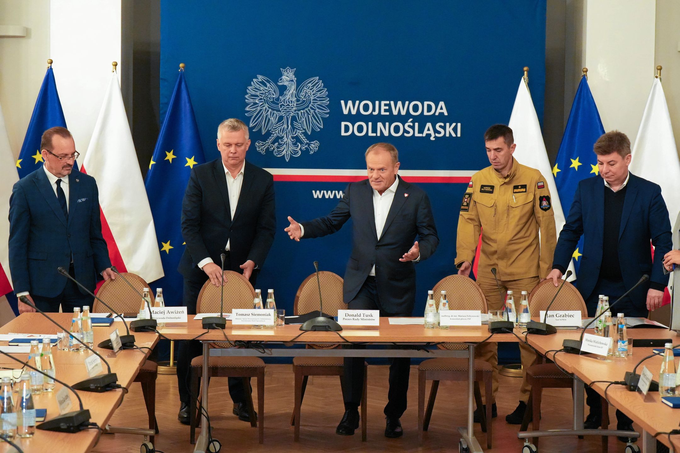 Donald Tusk na Slasku w zwiazku z zagrozeniem powodziowym
13.09.2024 Wroclaw , Dolnoslaski Urzad Wojewodzki . Premier Donald Tusk (c) , minister spraw wewnetrznych i administracji, koordynator sluzb specjalnych Tomasz Siemoniak (2l) , wojewoda dolnoslaski Maciej Awizen (l) , komendant glowny Panstwowej Strazy Pozarnej nadbryg. Mariusz Feltynowski (2p) i szef KPRM Jan Grabiec (p) podczas odprawy ze sluzbami w zwiazku z zagrozeniem powodziowym .
Fot . Tomasz Pietrzyk / Agencja Wyborcza.pl
Fot. Tomasz Pietrzyk / Agencja Wyborcza.pl
premier donald tusk, dolny slask wizyta premiera, duw, dolnoslaski urzad wojewodzki, zagrozenie, powodzie, /FR/
