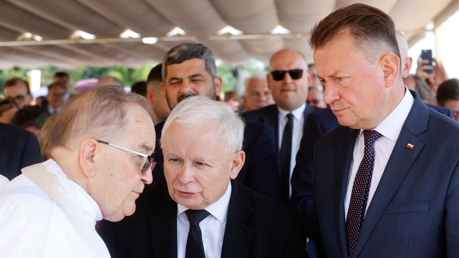 Częstochowa, 09.07.2023. Wicepremier, prezes PiS Jarosław Kaczyński (2L), dyrektor Radia Maryja o. Tadeusz Rydzyk (L) i minister obrony narodowej Mariusz Błaszczak (P) uczestniczą w 32. Pielgrzymce Rodzin Radia Maryja na Jasnej Górze w Częstochowie, 9 bm. (ad) PAP/Waldemar Deska