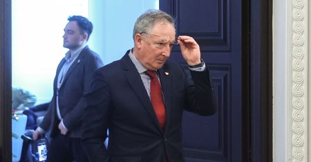 Sienkiewicz nie wstał do hymnu. Ekspert wyjaśnia jego zachowanie