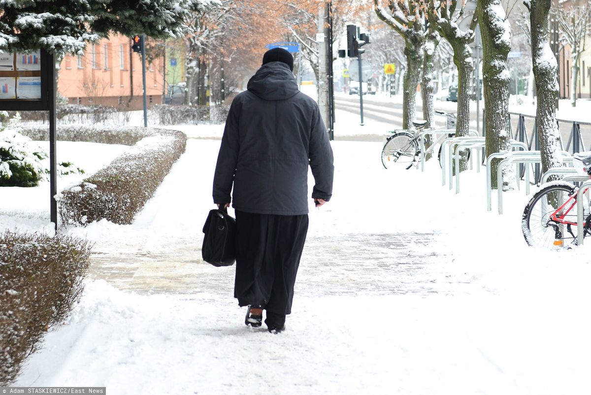 Kościół, ksiądz, kolęda Mieli imprezę, ale wpuścili księdza po kolędzie. Byli zdziwieni