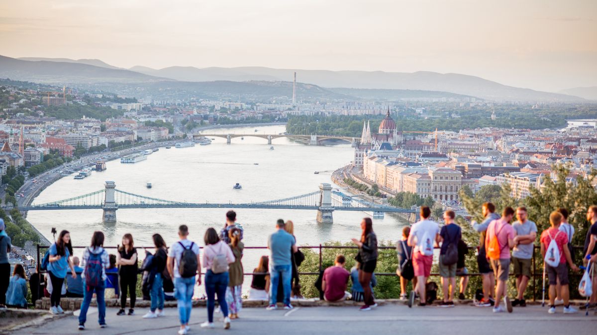 Budapeszt jest przez cały rok odwiedzany przez tłumy turystów 