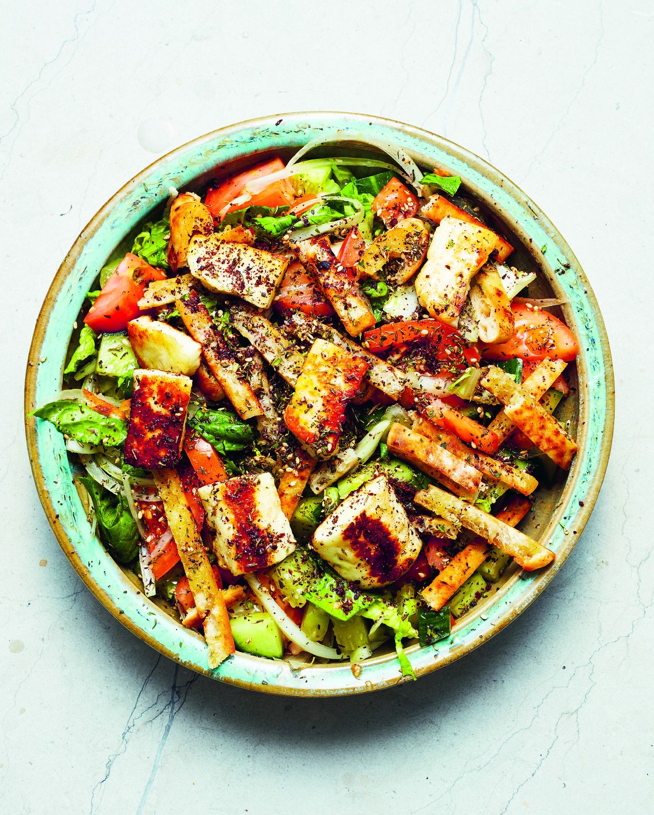 Fattoush. Przepyszna sałatka z serem halloumi