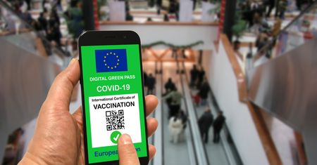 Paszporty covidowe mogą okazać się bezużyteczne. Omikron zamyka Unię