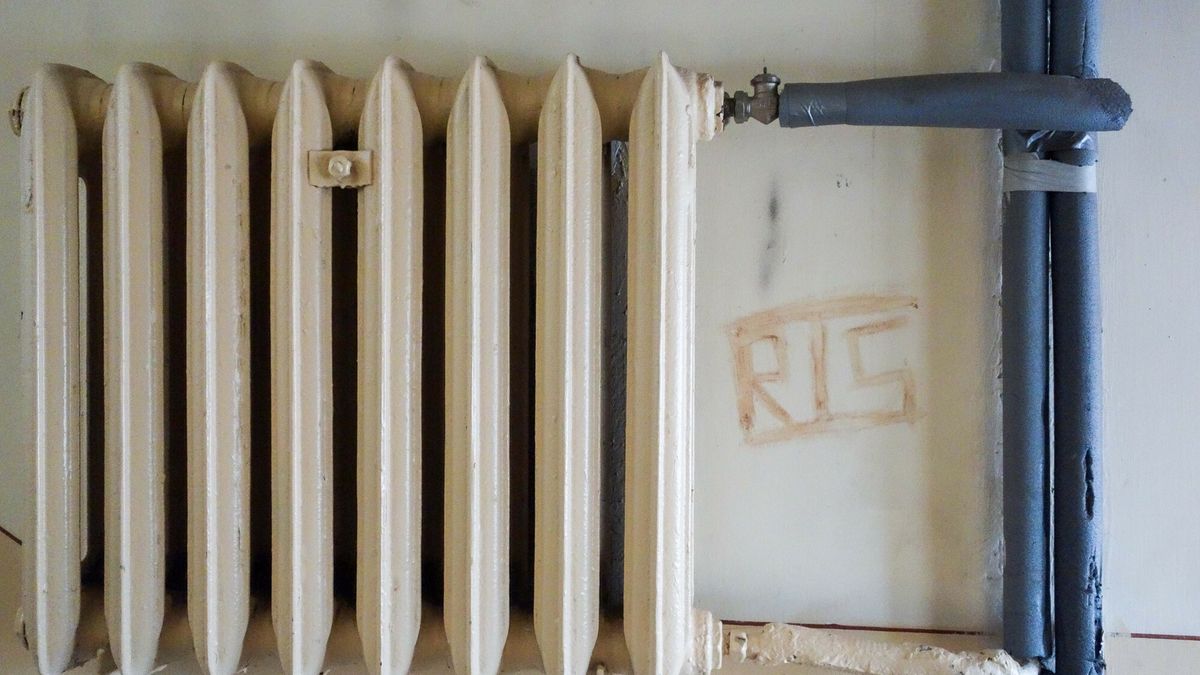 Reporter baza 2020-06-b
01.12.2018 Lodz. Wzrost cen ogrzewania. Kaloryfer umieszczony tuz przy calkowice nieszczelnym wejsciu do klatki schodowej bloku mieszkalnego. Straty wejscia. Fot. Piotr Kamionka/REPORTER
Piotr Kamionka/REPORTER