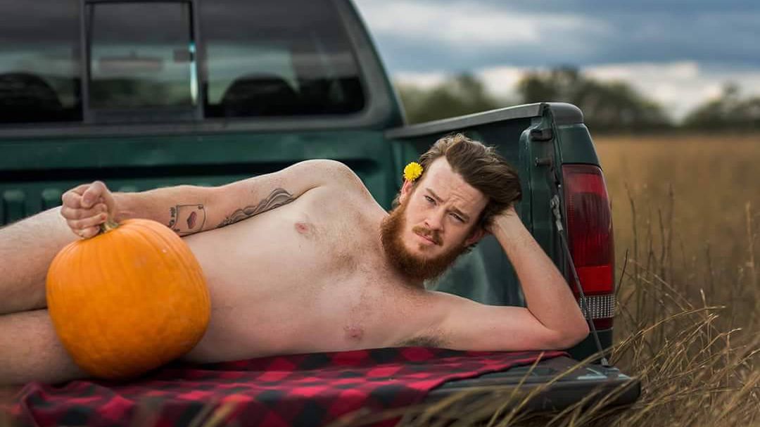 Halloweenowa męska sesja buduarowa okazała się świetnym prezentem dla żony 1