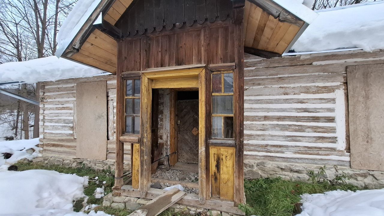 Bielanka: Trwa remont starej szkoły. Widać pierwsze efekty pracy. Jest nowy dach, oczyszczone zostały także ściany zewnętrze