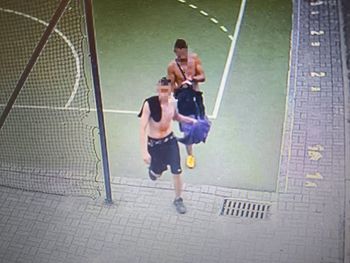 Gniezno: Brutalny atak na boisku szkolnym. Młodzi mężczyźni dusili i bili 21-latka po całym ciele
