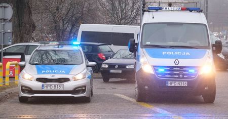 Radiowóz zatrzymał się przed skrzyżowaniem, by przepuścić karetkę na sygnale. W jego tył uderzył volkswagen