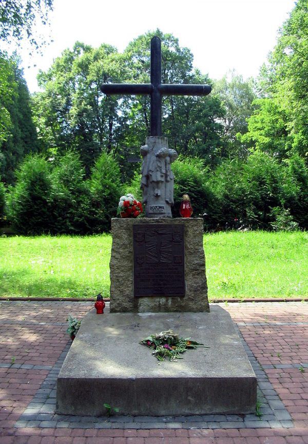 Pomnik ofiar UPA w Przemyślu przed zdemontowaniem kontrowersyjnej rzeźby