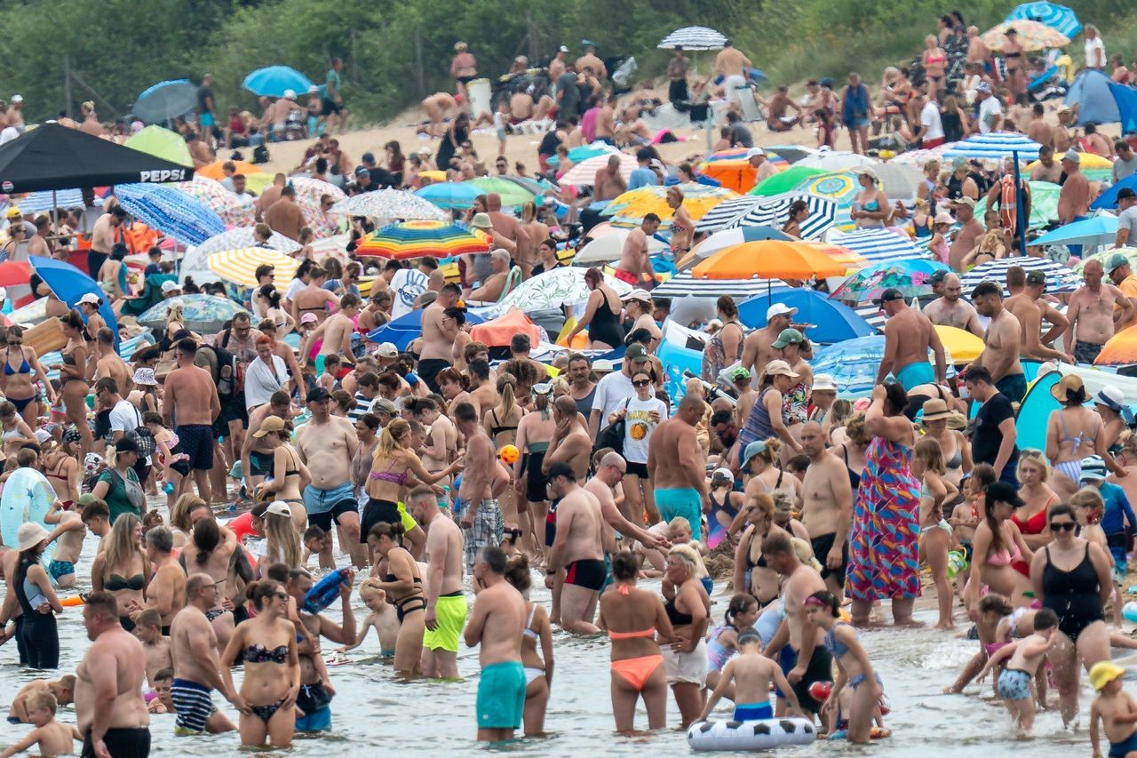 Gdańsk: Tłumy na plaży w Brzeźnie. W połowie sierpnia w końcu czuć lato