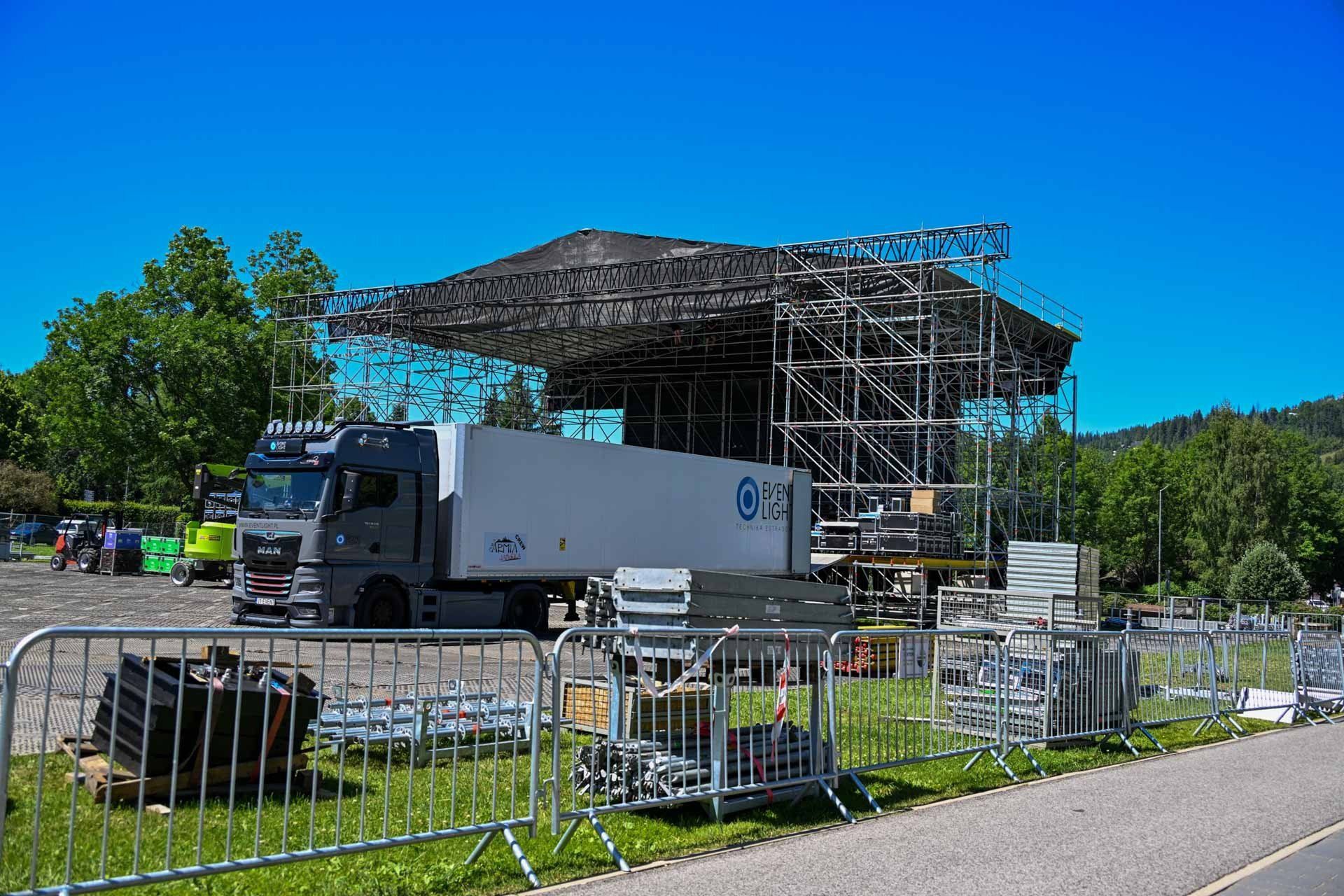 Budowa sceny na Równi Krupowej w Zakopanem