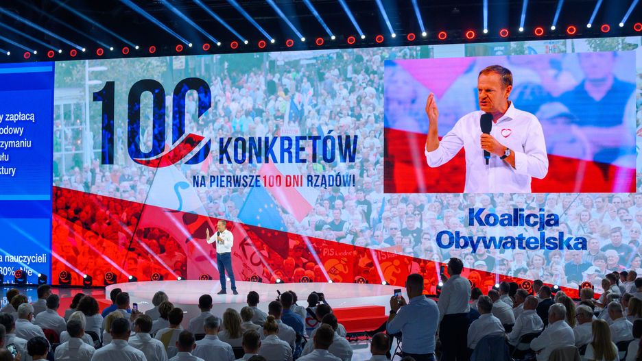 Tarnów, 09.09.2023. Kampania wyborcza do parlamentu 2023. Przewodniczący Platformy Obywatelskiej Donald Tusk (w tle C) podczas konwencji programowej KO, odbywającej się pod hasłem "100 konkretów na 100 dni" w Arenie Jaskółka w Tarnowie, 9 bm. (miwi) PAP/Paweł Topolski