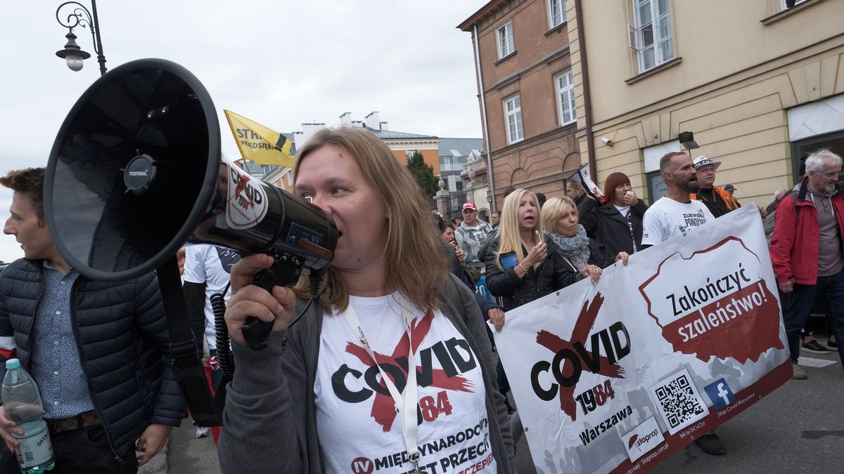 W Polsce rośnie niezadowolenie z powodu obostrzeń związanych z koronawirusem
