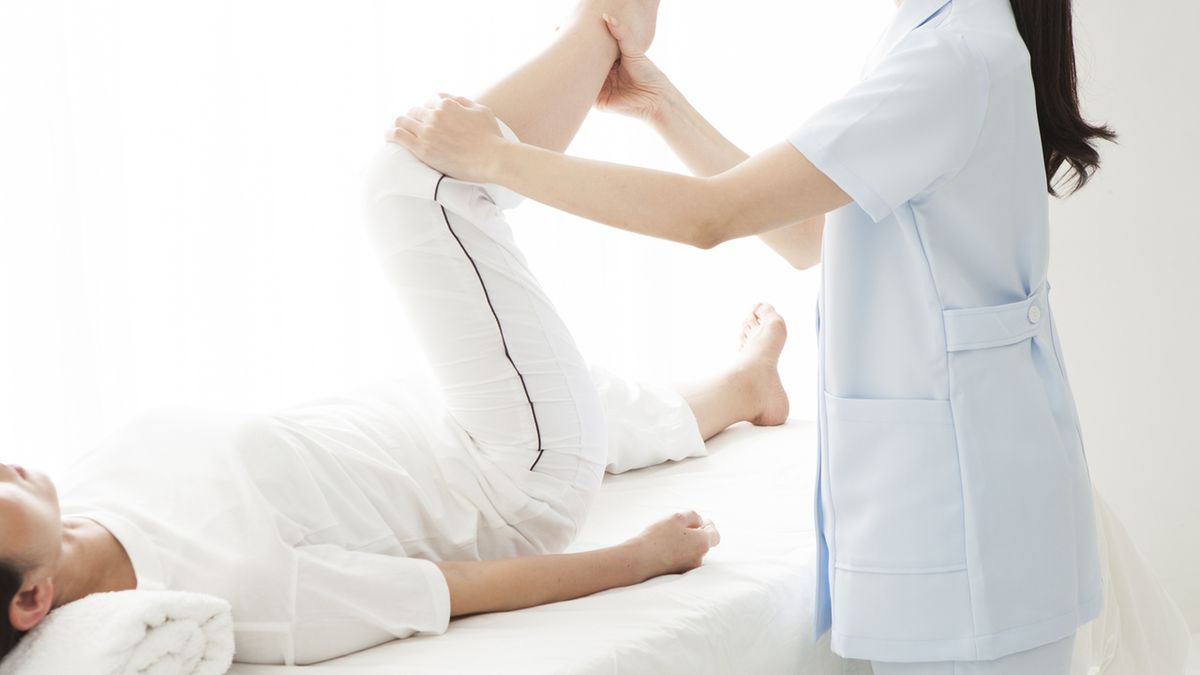 Niedowład kończyn to osłabienie siły i ograniczenie ruchu kończyn.