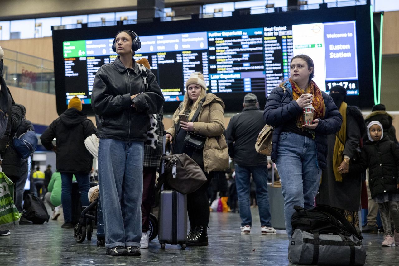 Pasażerowie na londyńskim dworcu Euston Station. Wtorek, 3 stycznia 2023 roku