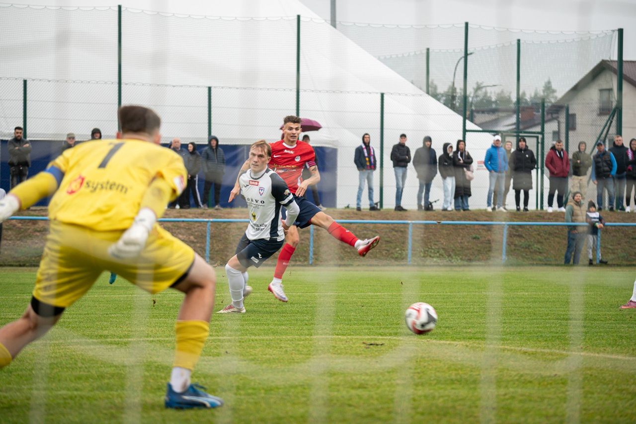 III liga. ŁKS Łomża goni lidera. Jagiellonia II Białystok ucieka z dołów. Wigry Suwałki i KS Wasilków też z nadziejami na trzy punkty
