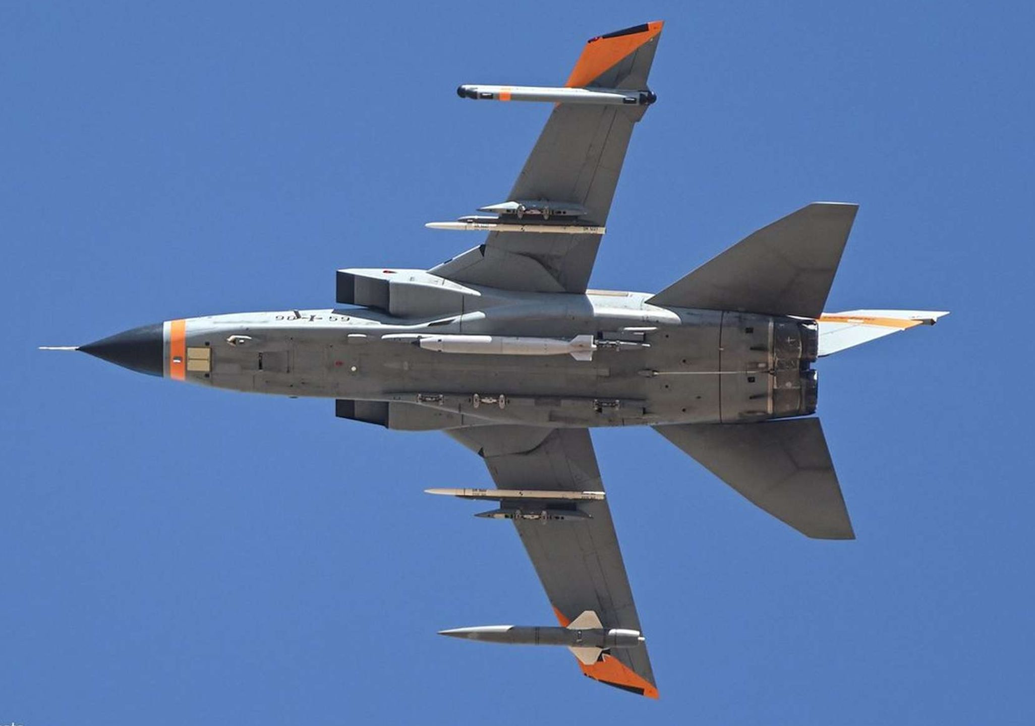 Niemiecki samolot Tornado IDS z bombą jądrową B61 pod kadłubem