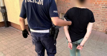 Legnica: Przeszła przez jezdnię nie tam, gdzie powinna i wpadła jak śliwka w kompot