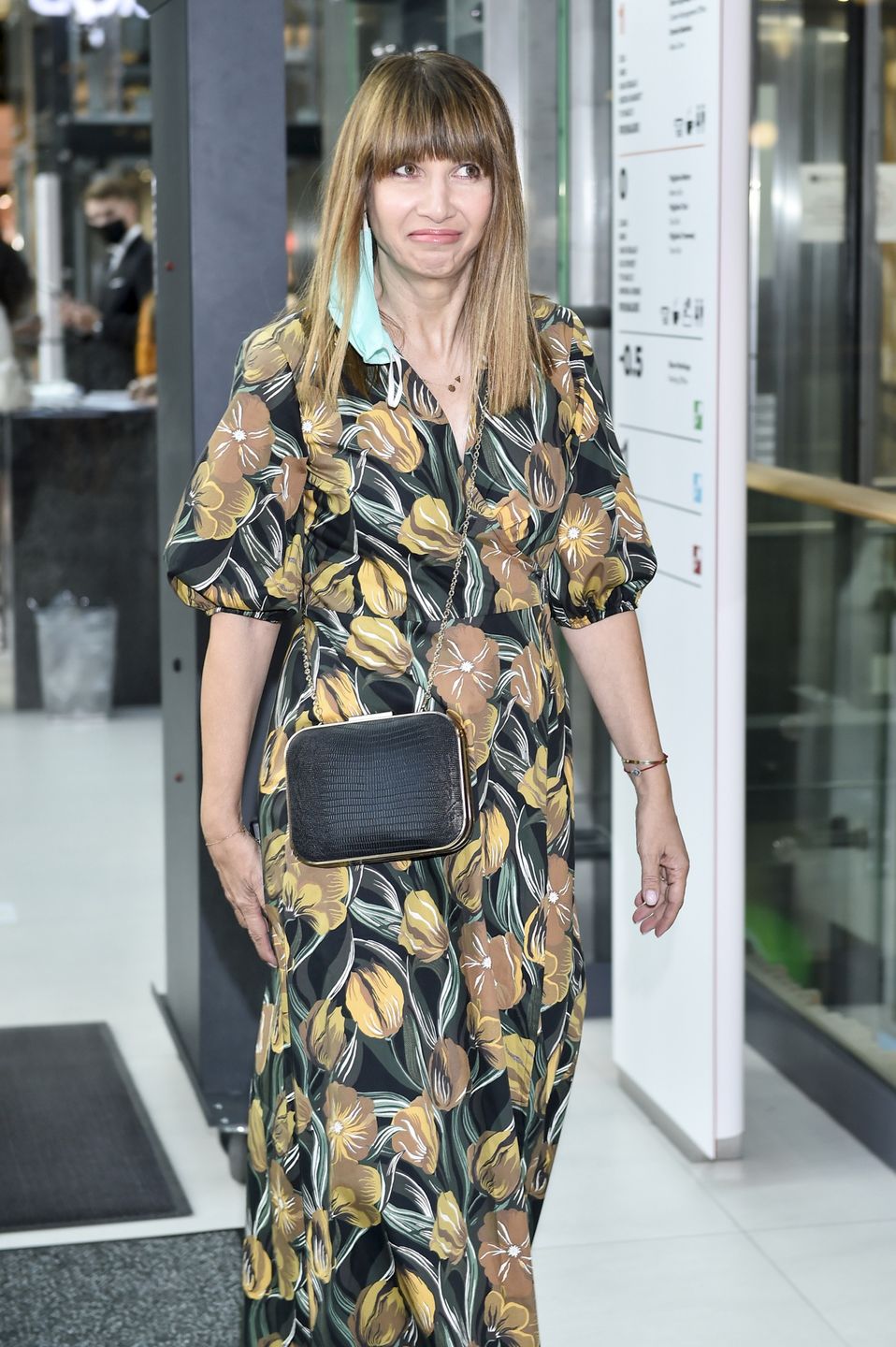 Grażyna Wolszczak "zaprzyjaźnia się"z komunikacją miejską, pozując na tle autobusu