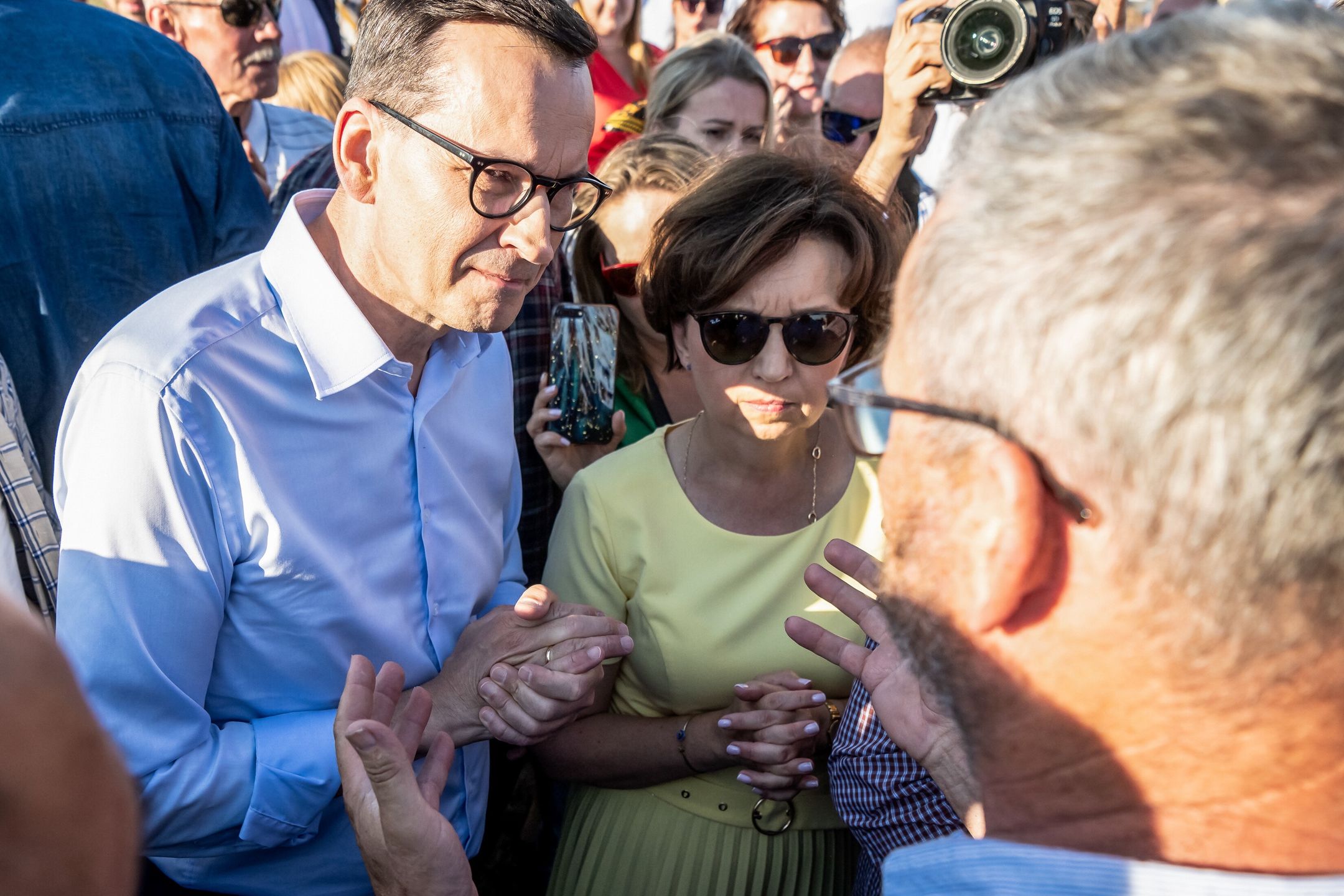 Wioska (gmina Skępe), 08.07.2023. Premier Mateusz Morawiecki (L) i minister rodziny i polityki społecznej Marlena Maląg (C) uczestniczą w pikniku rodzinnym połączonym z inauguracją rządowego programu �800 Plus�, 8 bm. w miejscowości Wioska w gminie Skępe. (ad)PAP/Tytus Żmijewski