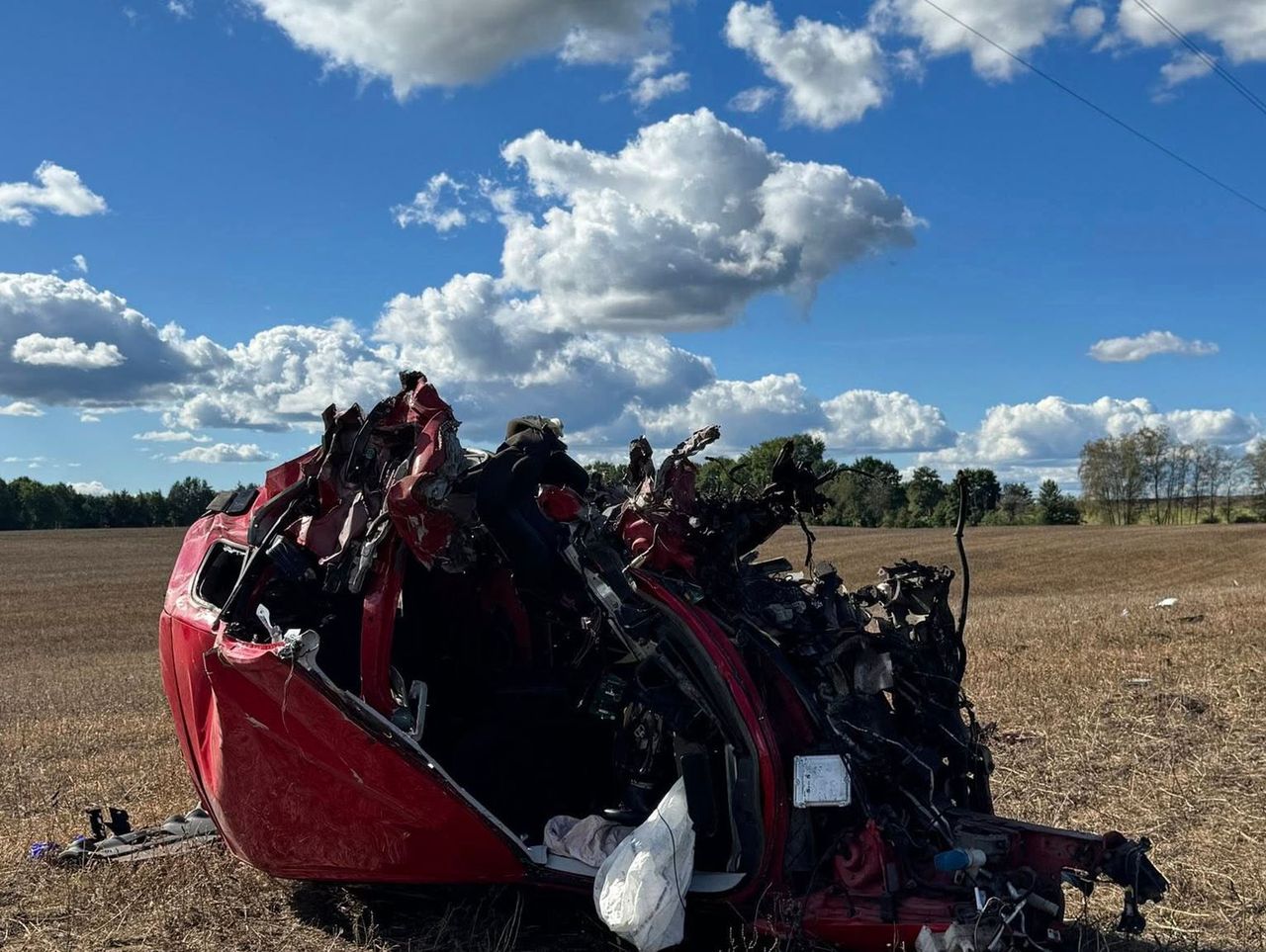 Audi uderzyło w drzewo i wielokrotnie dachowało na polu. Kierowca nie miał szans na przeżycie