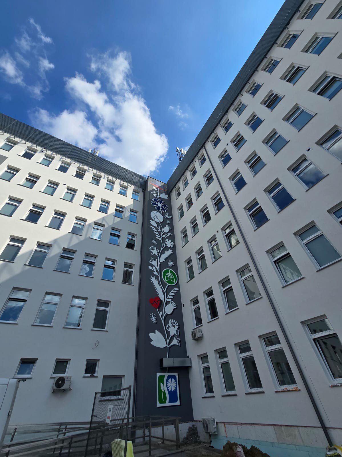 Starogard Gdański: Mural z kociewskim motywem ozdobił budynek szpitala