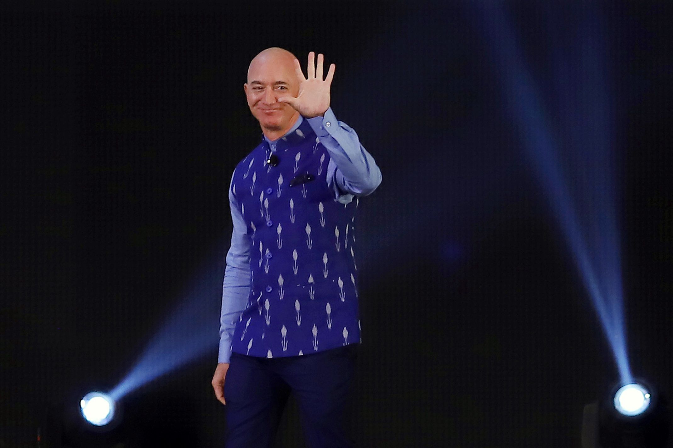 Jeff Bezos rusza na podbój przestrzeni kosmicznej. Start statku, w którym zasiądzie, zaplanowano na wtorek.