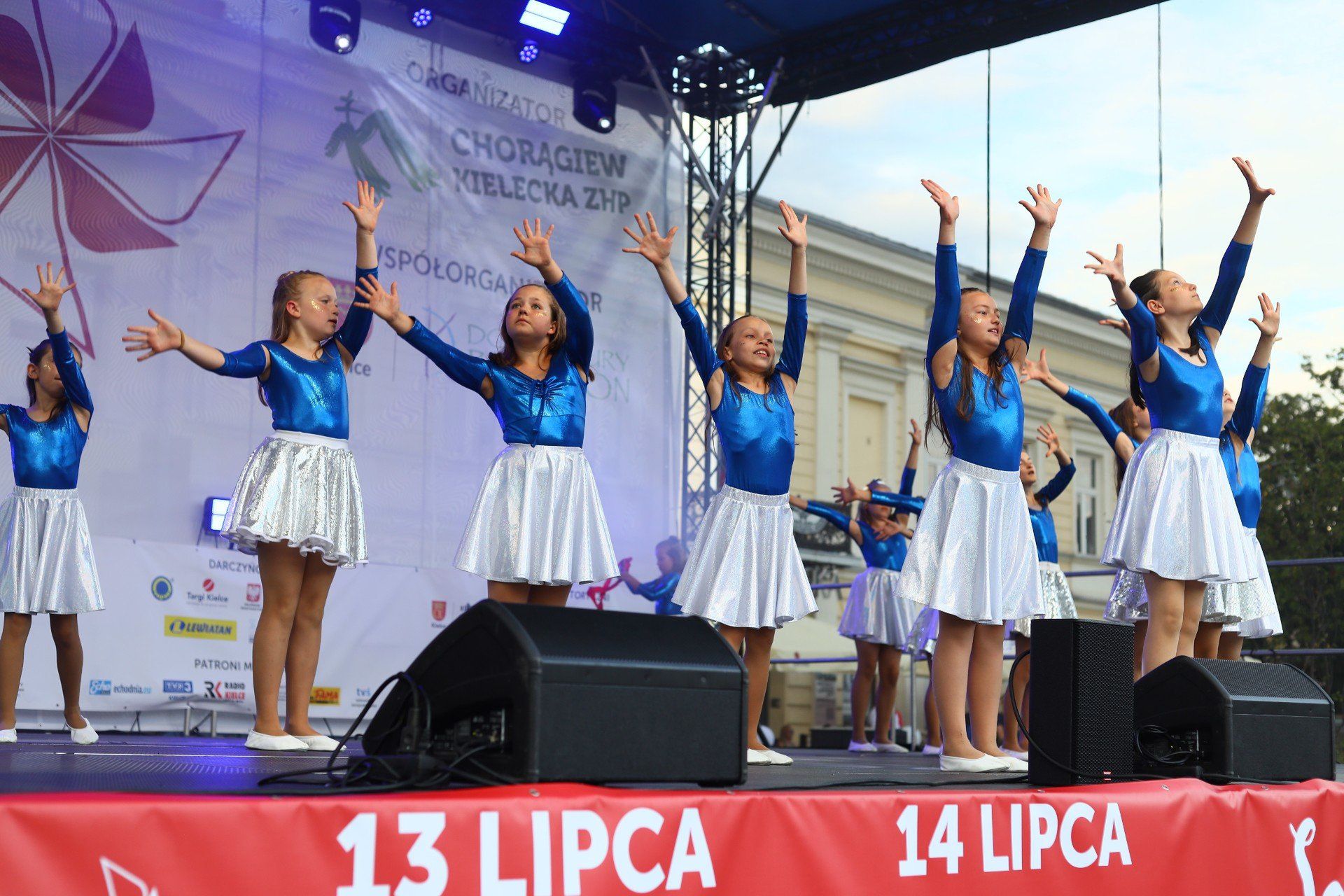 Na scenie publiczność czarowały zespoły, duety i soliści