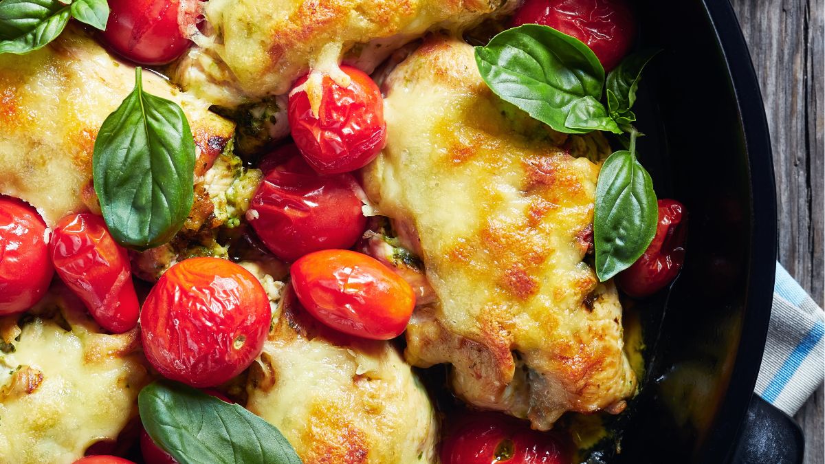 Filet z piersi kurczaka zapiekany z kilkoma składnikami. Pomysł na obiad idealny