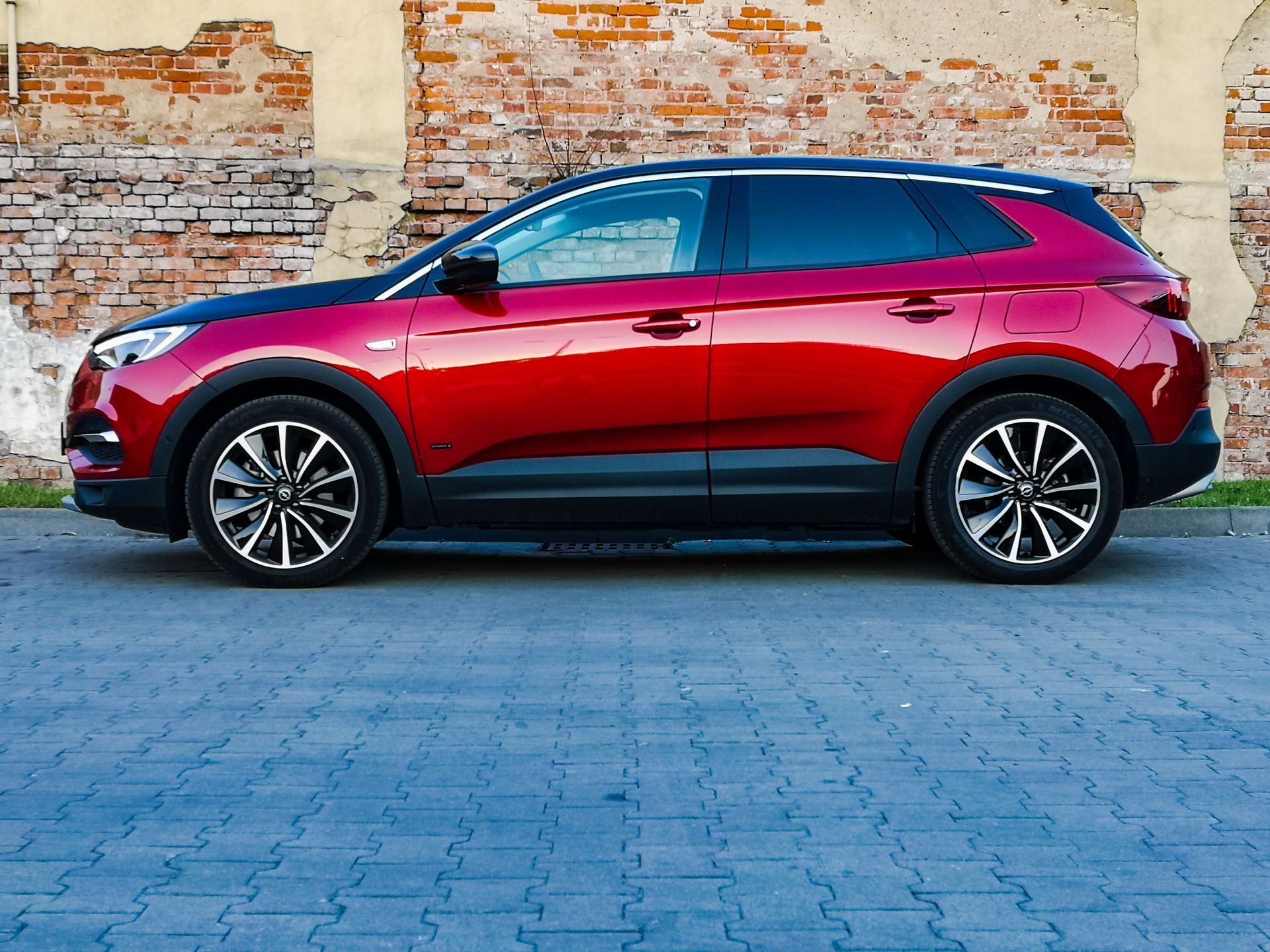 Opel Grandland X Hybrid4: Napęd hybrydowy, system odzyskiwania energii oraz wsparcie kierowcy 2