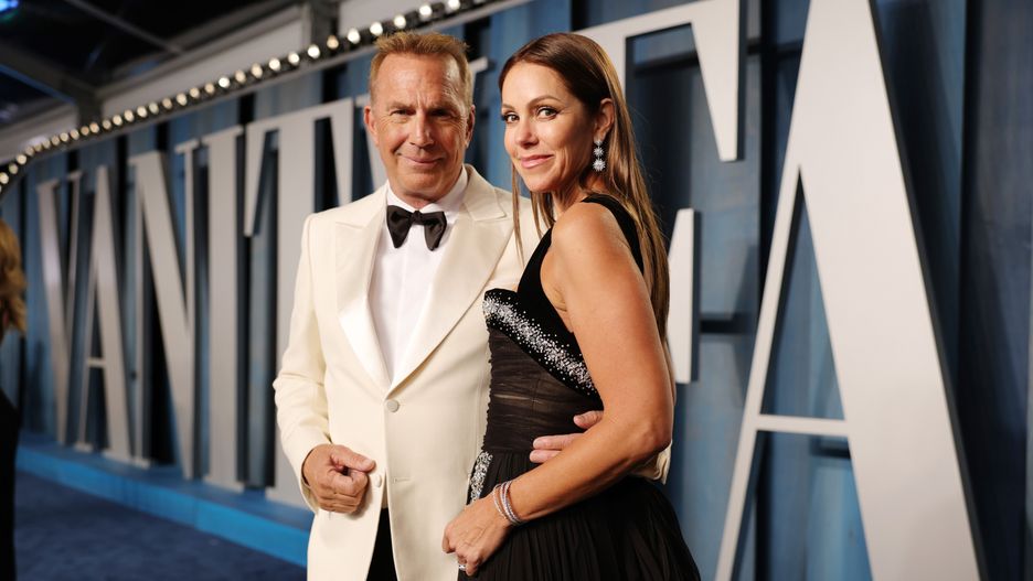 Kevin Costner i Christine Baumgartner w 2022 r.