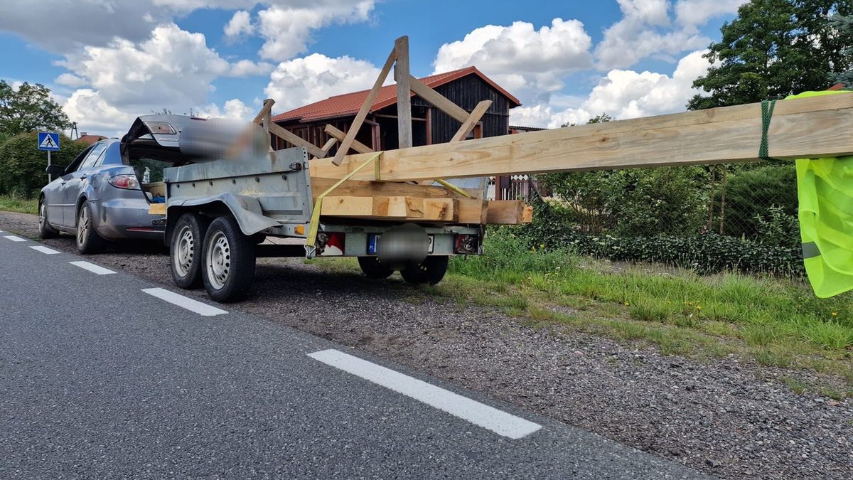 40-latek przewoził belki samochodem osobowym