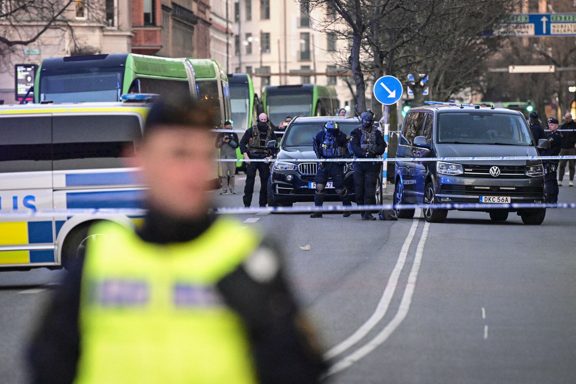 Atak w szkole w MalmoPolice officers attend the scene at a school in Malmo, Sweden on Monday, March 21, 2022. Swedish police said Monday at least two people were injured and one person has been arrested in Malmo, after an incident at a high school. Police said the situation was under control, adding they had responded to ???a suspected serious crime.??? (Johan Nilsson/TT via AP)TT News Agency