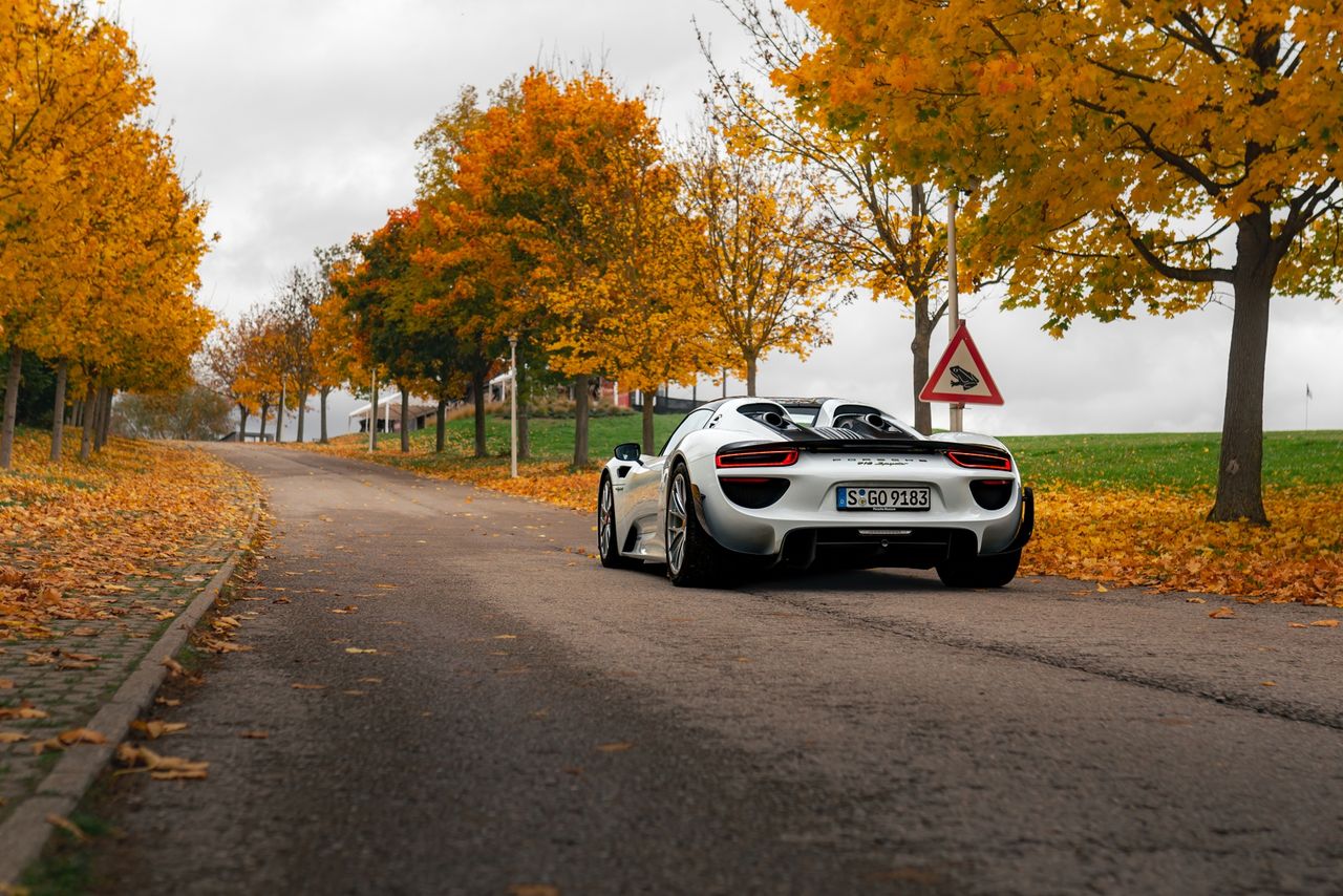 Porsche 918 Spyder vs Porsche 911 Carrera 4 GTS (2025)