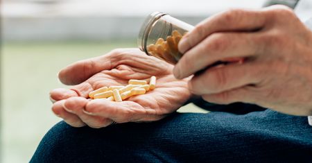 Obowiązkowe witaminy dla seniorów. Są łatwo przyswajalne i opóźniają starzenie