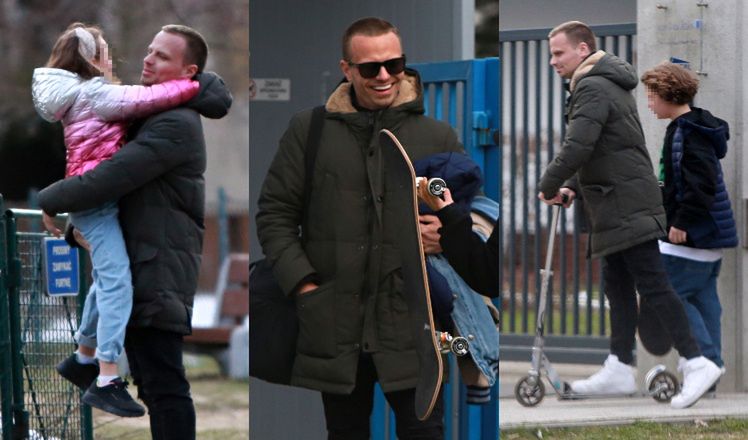 Marcin Hakiel dokazuje z dziećmi na placu zabaw