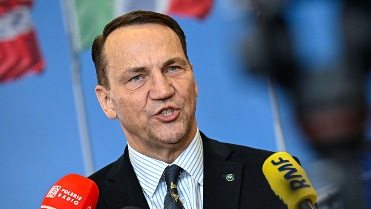 Bruksela, Belgia, 03.12.2025. Wicepremier, minister spraw zagranicznych RP Radosław Sikorski na konferencji prasowej po spotkaniu ministrów spraw zagranicznych państw NATO, 3 bm. w Brukseli. (amb) PAP/Wiktor Dąbkowski