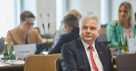 Koronawirus w Polsce. Wracają godziny dla seniorów? Decyzja dzisiaj
