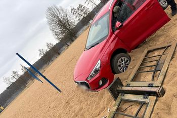 Wjechał pijany na plażę. Sceny w Poznaniu