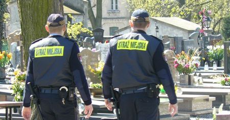 Strażnicy miejscy kontrolują płockie cmentarze