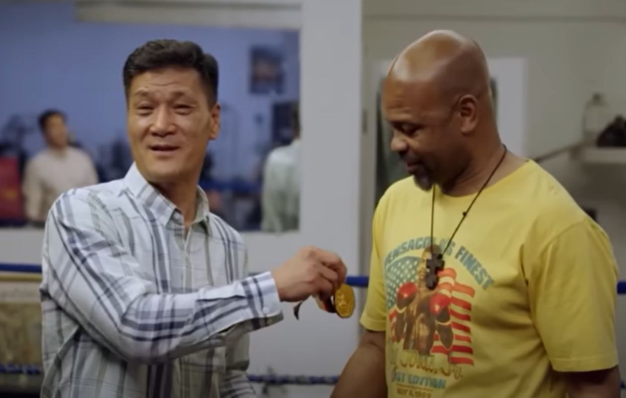 Otrzymał złoty medal po 37 latach. Nagranie trafiło do sieci