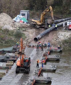 Warszawa. Rozpoczęły się prace przy moście pontonowym pod rurociąg do "Czajki" [ZDJĘCIA]