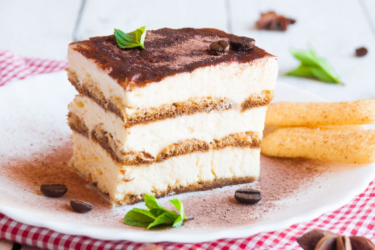 Discover simplicity and taste: A sensational 4-ingredient cake