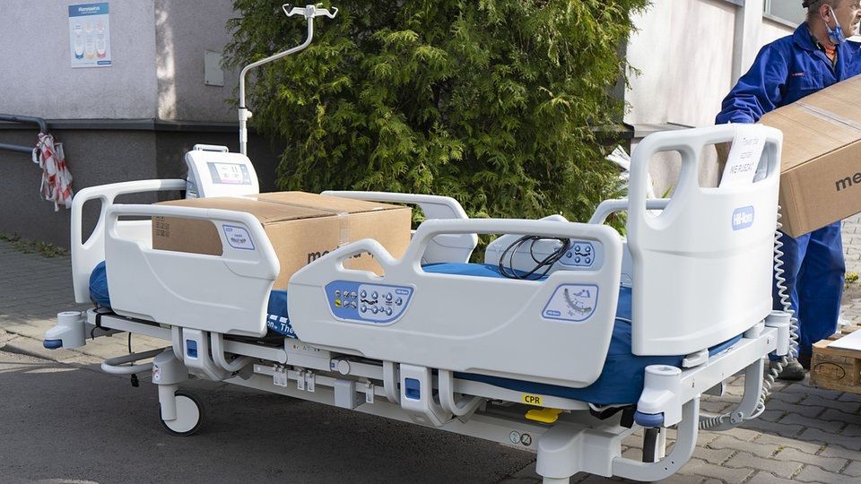 x-kom rozdał sprzęt szpitalom
