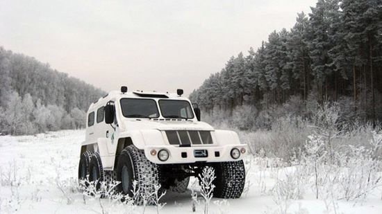 Rosyjska terenówka - przejeżdża ludzi, lecz nie robi im krzywdy [wideo] 1